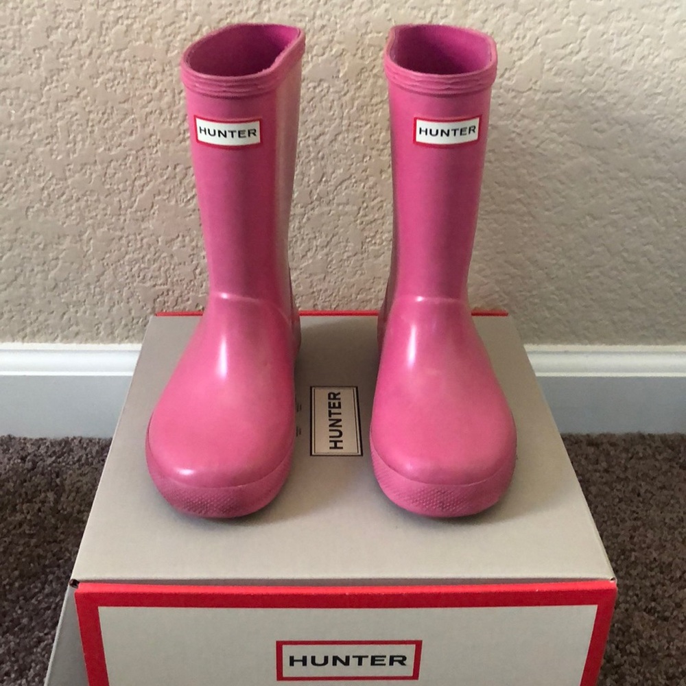 Hunter kids (US 11/UK 10) rain boots (pink).